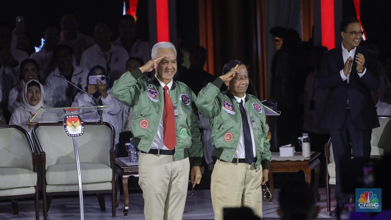 Ganjar - Mahfud aat menyampaikan visi dan misi dalam debat ketiga yang digelar di Istora Senayan, kompleks Gelora Bung Karno (GBK) pada Minggu (7/1/2024). (CNBC Indonesia/Faisal Rahman) Ganjar - Mahfud saat menyampaikan visi dan misi dalam debat ketiga yang digelar di Istora Senayan, kompleks Gelora Bung Karno (GBK) pada Minggu (7/1/2024). (CNBC Indonesia/Faisal Rahman)