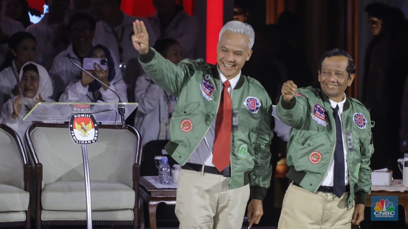 Ganjar - Mahfud aat menyampaikan visi dan misi dalam debat ketiga yang digelar di Istora Senayan, kompleks Gelora Bung Karno (GBK) pada Minggu (7/1/2024). (CNBC Indonesia/Faisal Rahman) Ganjar - Mahfud saat menyampaikan visi dan misi dalam debat ketiga yang digelar di Istora Senayan, kompleks Gelora Bung Karno (GBK) pada Minggu (7/1/2024). (CNBC Indonesia/Faisal Rahman)