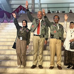 Gaya Army Look, Ganjar Siap Adu Debat dengan Prabowo & Anies