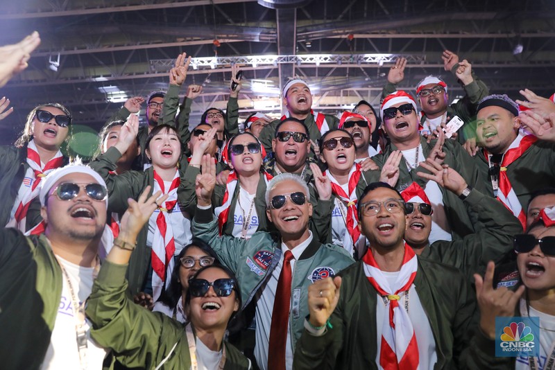 Ganjar Pranowo menyapa Pendukung dalam debat ketiga yang digelar di Istora Senayan, kompleks Gelora Bung Karno (GBK) pada Minggu (7/1/2024). (CNBC Indonesia/Faisal Rahman) Ganjar Pranowo menyapa Pendukung dalam debat ketiga yang digelar di Istora Senayan, kompleks Gelora Bung Karno (GBK) pada Minggu (7/1/2024). (CNBC Indonesia/Faisal Rahman)