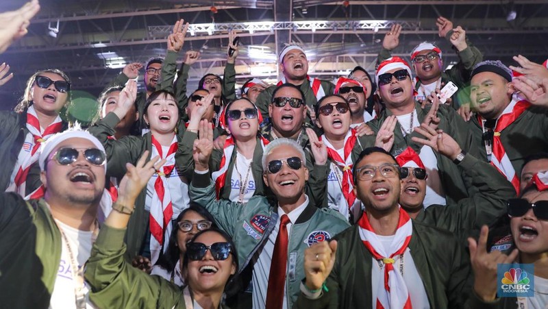 Ganjar Pranowo menyapa Pendukung dalam debat ketiga yang digelar di Istora Senayan, kompleks Gelora Bung Karno (GBK) pada Minggu (7/1/2024). (CNBC Indonesia/Faisal Rahman)