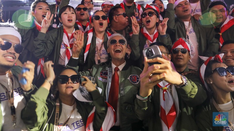 Ganjar Pranowo menyapa Pendukung dalam debat ketiga yang digelar di Istora Senayan, kompleks Gelora Bung Karno (GBK) pada Minggu (7/1/2024). (CNBC Indonesia/Faisal Rahman) Ganjar Pranowo menyapa Pendukung dalam debat ketiga yang digelar di Istora Senayan, kompleks Gelora Bung Karno (GBK) pada Minggu (7/1/2024). (CNBC Indonesia/Faisal Rahman)