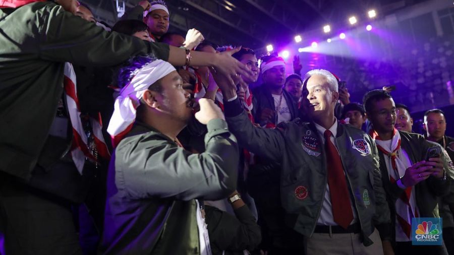 Ganjar Pranowo menyapa Pendukung dalam debat ketiga yang digelar di Istora Senayan, kompleks Gelora Bung Karno (GBK) pada Minggu (7/1/2024). (CNBC Indonesia/Faisal Rahman)