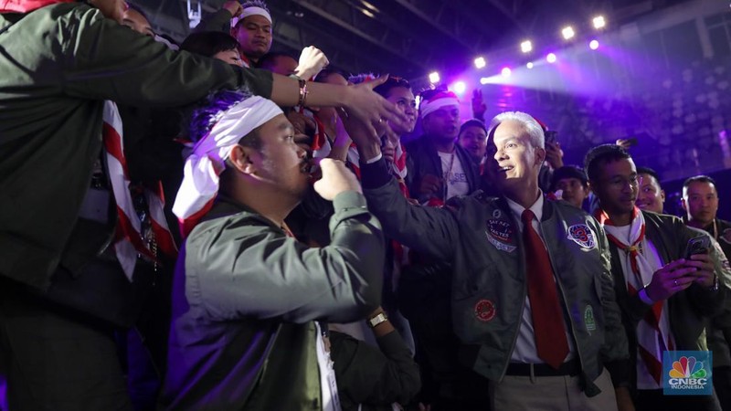 Ganjar Pranowo menyapa Pendukung dalam debat ketiga yang digelar di Istora Senayan, kompleks Gelora Bung Karno (GBK) pada Minggu (7/1/2024). (CNBC Indonesia/Faisal Rahman)