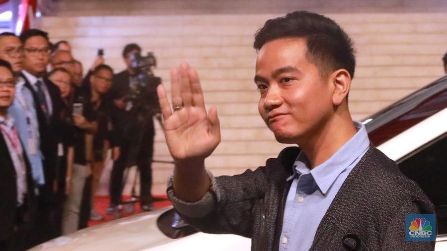 Gibran Rakabuming Raka tiba di lokasi debat capres di Istora Senayan, Jakarta, Minggu (7/1/2024). Debat ketiga Pilpres 2024 yang diikuti oleh ketiga kandidat calon presiden tersebut bertema pertahanan, keamanan, geopolitik, hubungan internasional dan politik luar negeri. (CNBC Indonesia/ Muhammad Sabki)