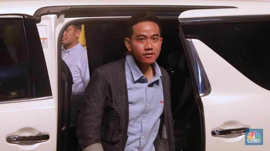 Gibran Rakabuming Raka tiba di lokasi debat capres di Istora Senayan, Jakarta, Minggu (7/1/2024). Debat ketiga Pilpres 2024 yang diikuti oleh ketiga kandidat calon presiden tersebut bertema pertahanan, keamanan, geopolitik, hubungan internasional dan politik luar negeri. (²©²ÊÍøÕ¾/ Muhammad Sabki)