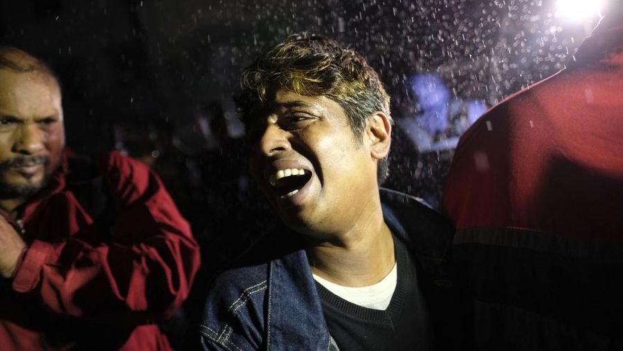 Sebanyak empat orang tewas dalam dugaan pembakaran kereta penumpang di Bangladesh, menjelang pemilihan umum perdana menteri pada Minggu (7/1) waktu setempat. (REUTERS/MOHAMMAD PONIR HOSSAIN)