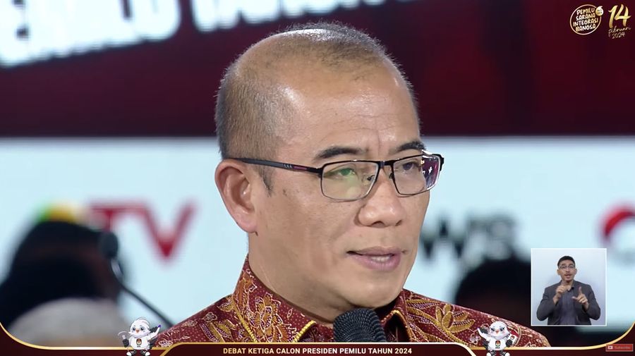 Ketua KPU RI Hasyim Asy’ari dalam debat ketiga Ccalon Presiden Pemilu Tahun 2024. (Tangkapam layar Youtube KPU RI)