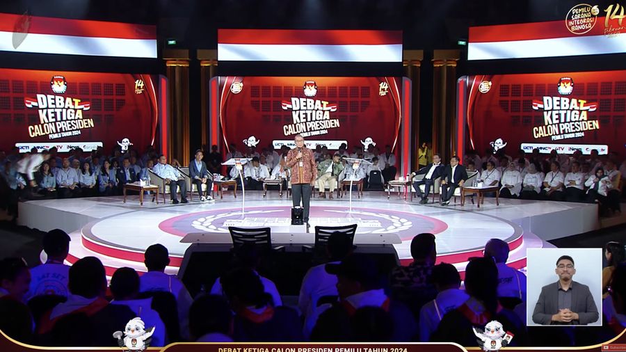 Ketua KPU RI Hasyim Asy’ari dalam debat ketiga Ccalon Presiden Pemilu Tahun 2024. (Tangkapam layar Youtube KPU RI)