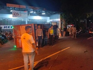 Diduga Mabuk, Sopir Truk Boks Terguling Nyaris Diamuk Warga di Abiansemal