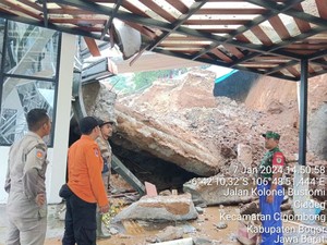 Tembok Penahan Tanah di Bogor Longsor, Timpa Bangunan Stasiun Maseng