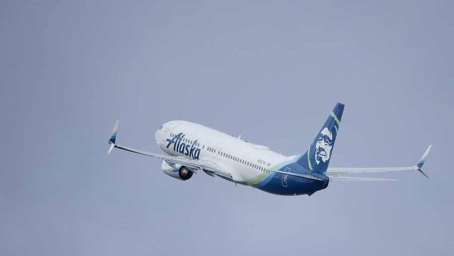 Maskapai penerbangan Amerika Serikat (AS) Alaska Airlines mengandangkan seluruh armada Boeing 737 Max 9 menyusul insiden pada salah satu unitnya. (AP Photo/Craig Mitchelldyer)