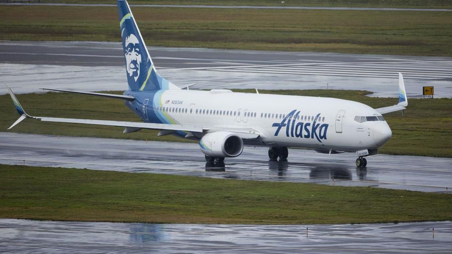 Maskapai penerbangan Amerika Serikat (AS) Alaska Airlines mengandangkan seluruh armada Boeing 737 Max 9 menyusul insiden pada salah satu unitnya. (AP Photo/Craig Mitchelldyer)