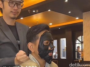 Gibran Live TikTok di Barbershop, Potong Rambut Sambil Maskeran