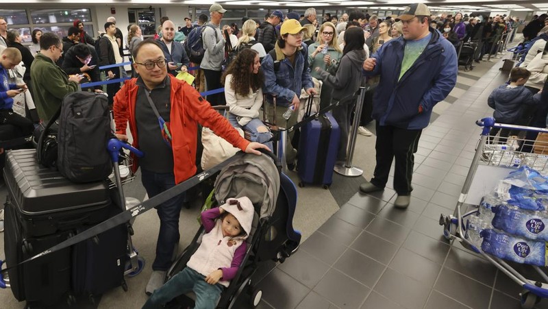 Maskapai penerbangan Amerika Serikat (AS) Alaska Airlines mengandangkan seluruh armada Boeing 737 Max 9 menyusul insiden pada salah satu unitnya. (AP Photo/Craig Mitchelldyer)