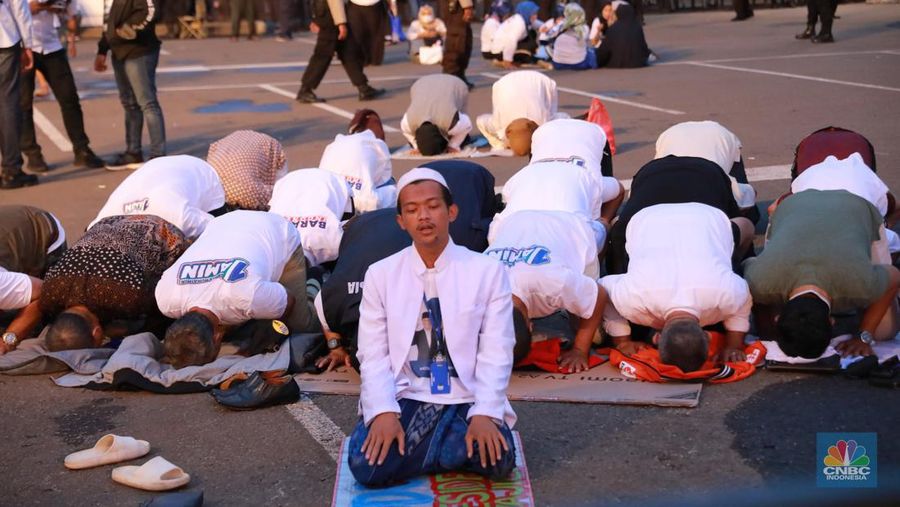 Ganjar Pranowo menyapa Pendukung dalam debat ketiga yang digelar di Istora Senayan, kompleks Gelora Bung Karno (GBK) pada Minggu (7/1/2024). (CNBC Indonesia/Faisal Rahman)