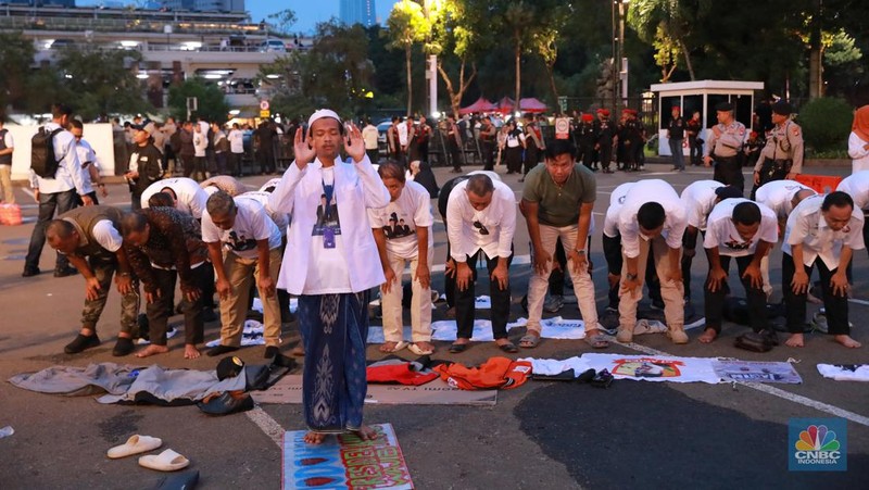 Ganjar Pranowo menyapa Pendukung dalam debat ketiga yang digelar di Istora Senayan, kompleks Gelora Bung Karno (GBK) pada Minggu (7/1/2024). (CNBC Indonesia/Faisal Rahman)