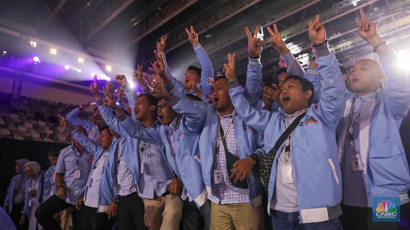 Ganjar Pranowo menyapa Pendukung dalam debat ketiga yang digelar di Istora Senayan, kompleks Gelora Bung Karno (GBK) pada Minggu (7/1/2024). (CNBC Indonesia/Faisal Rahman) Ganjar Pranowo menyapa Pendukung dalam debat ketiga yang digelar di Istora Senayan, kompleks Gelora Bung Karno (GBK) pada Minggu (7/1/2024). (CNBC Indonesia/Faisal Rahman)