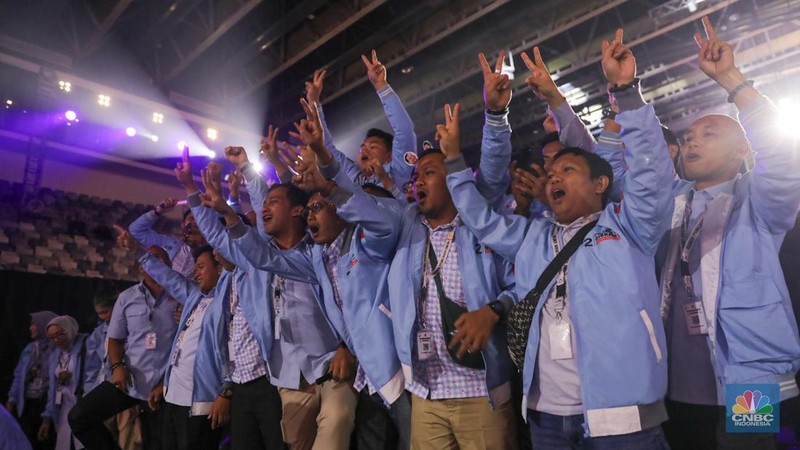 Ganjar Pranowo menyapa Pendukung dalam debat ketiga yang digelar di Istora Senayan, kompleks Gelora Bung Karno (GBK) pada Minggu (7/1/2024). (CNBC Indonesia/Faisal Rahman)