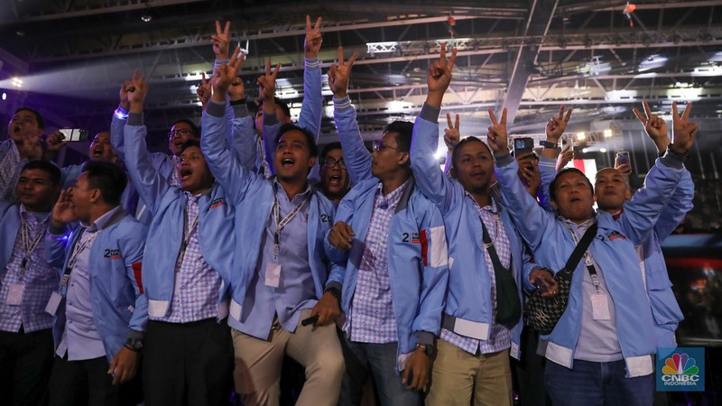 Ganjar Pranowo menyapa Pendukung dalam debat ketiga yang digelar di Istora Senayan, kompleks Gelora Bung Karno (GBK) pada Minggu (7/1/2024). (CNBC Indonesia/Faisal Rahman)