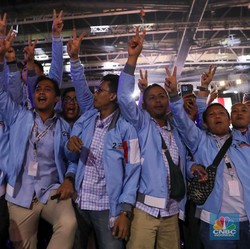 Potret Heboh Pendukung Debat Capres, dari Teriak sampai Salat Jamaah