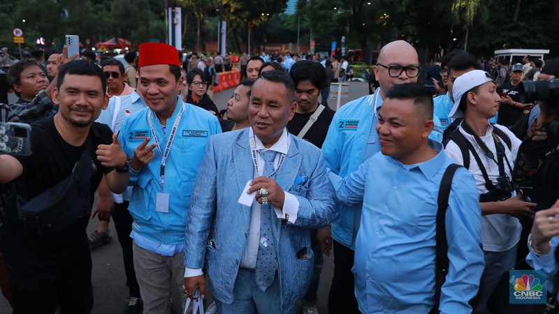 Pengacara Hotman Paris pendukung Capres No urut 2, Prabowo- Gibran saat tiba di Istora Senayan, Jakarta, Minggu, (7/1). (CNBC Indonesia/Muhammad Sabki)