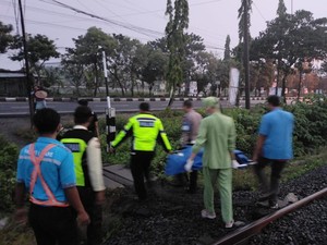 Perempuan Pejalan Kaki Tewas Tertabrak KA hingga Terseret 400 M di Lamongan