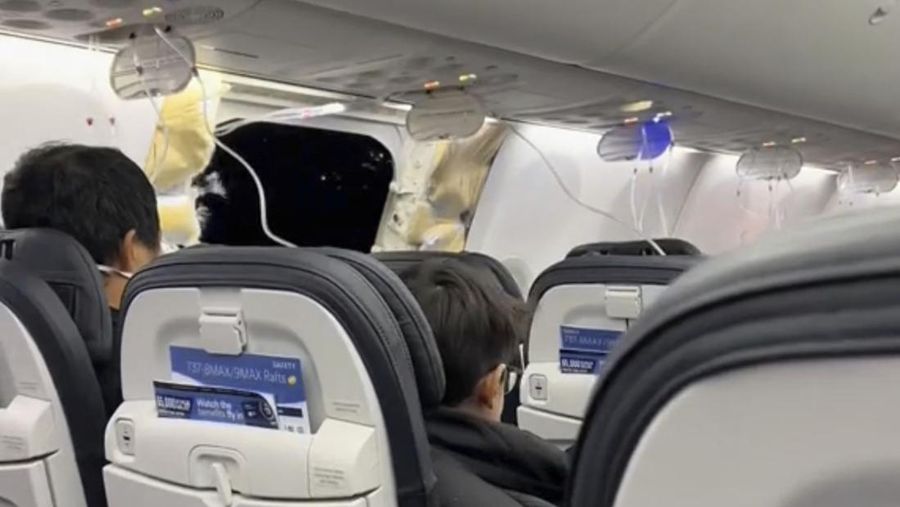 Maskapai penerbangan Amerika Serikat (AS) Alaska Airlines mengandangkan seluruh armada Boeing 737 Max 9 menyusul insiden pada salah satu unitnya. (AP Photo/Craig Mitchelldyer)
