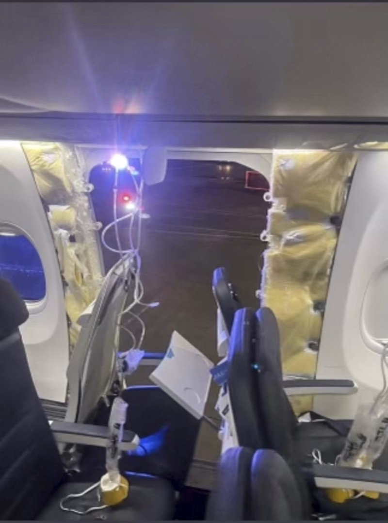 Maskapai penerbangan Amerika Serikat (AS) Alaska Airlines mengandangkan seluruh armada Boeing 737 Max 9 menyusul insiden pada salah satu unitnya. (AP Photo/Craig Mitchelldyer)