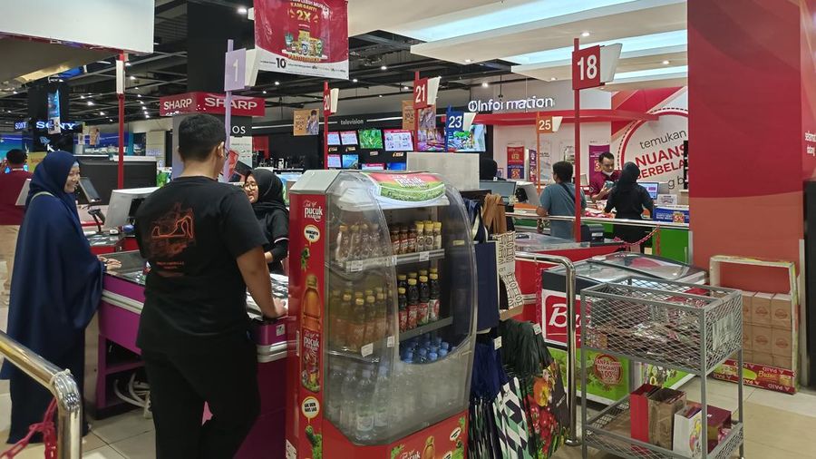 Pesta diskon Transmart Full Day Sale digelar hari ini, Minggu (7/1/2024). (CNBC Indonesia/Martyasari Rizky)