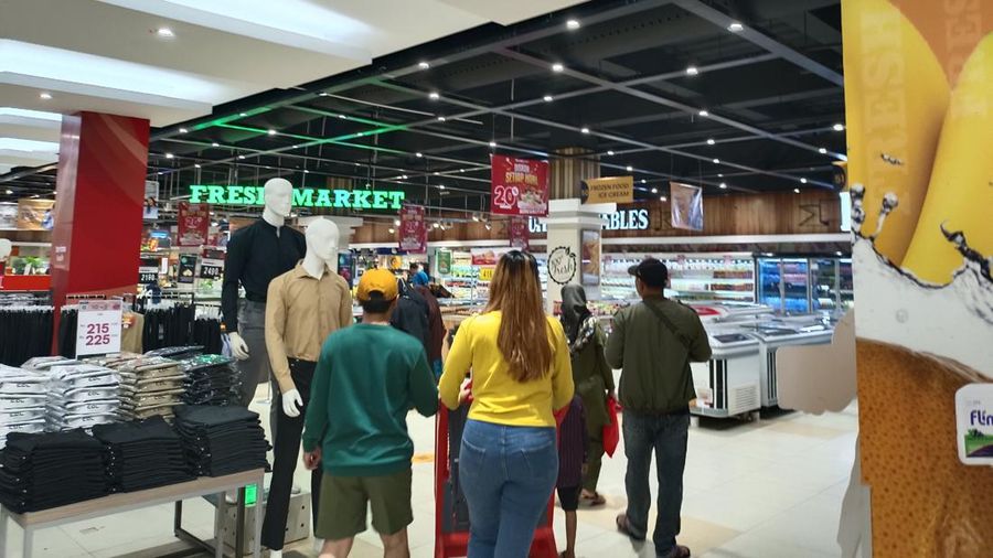 Pesta diskon Transmart Full Day Sale digelar hari ini, Minggu (7/1/2024). (CNBC Indonesia/Martyasari Rizky)