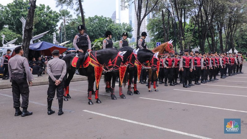 Petugas kepolisian melakukan apel pengamanan jelang Debat Capres di Istora Senayan, Jakarta, Minggu (7/12/2024). (CNBC Indonesia/Faisal Rahman)