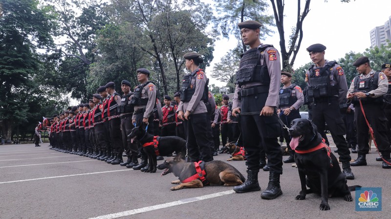 Petugas kepolisian melakukan apel pengamanan jelang Debat Capres di Istora Senayan, Jakarta, Minggu (7/12/2024). (CNBC Indonesia/Faisal Rahman) Petugas kepolisian melakukan apel pengamanan jelang Debat Capres di Istora Senayan, Jakarta, Minggu (7/12/2024). (CNBC Indonesia/Faisal Rahman)