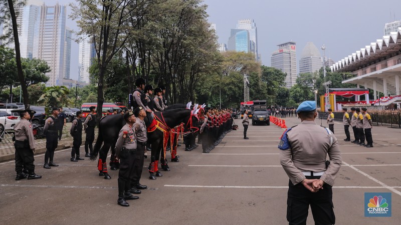 Petugas kepolisian melakukan apel pengamanan jelang Debat Capres di Istora Senayan, Jakarta, Minggu (7/12/2024). (CNBC Indonesia/Faisal Rahman) Petugas kepolisian melakukan apel pengamanan jelang Debat Capres di Istora Senayan, Jakarta, Minggu (7/12/2024). (CNBC Indonesia/Faisal Rahman)
