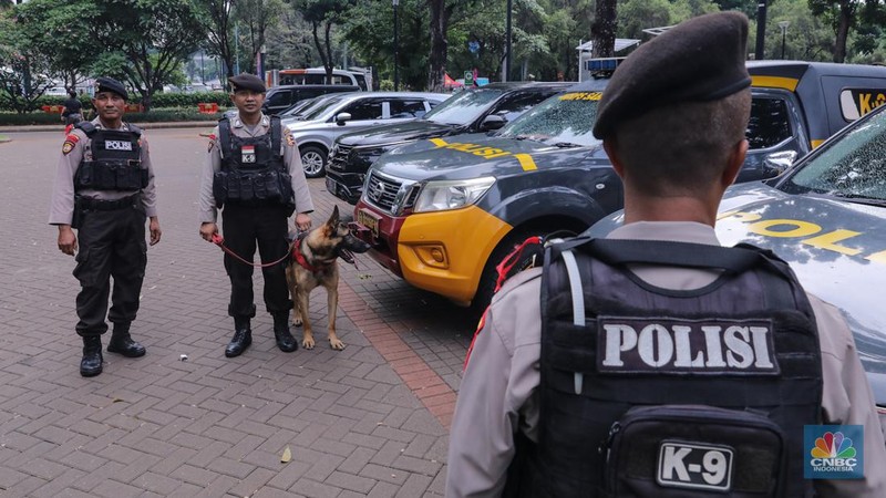 Petugas kepolisian melakukan apel pengamanan jelang Debat Capres di Istora Senayan, Jakarta, Minggu (7/12/2024). (CNBC Indonesia/Faisal Rahman)