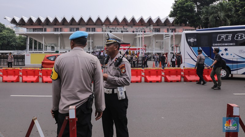 Petugas kepolisian melakukan apel pengamanan jelang Debat Capres di Istora Senayan, Jakarta, Minggu (7/12/2024). (CNBC Indonesia/Faisal Rahman) Petugas kepolisian melakukan apel pengamanan jelang Debat Capres di Istora Senayan, Jakarta, Minggu (7/12/2024). (CNBC Indonesia/Faisal Rahman)