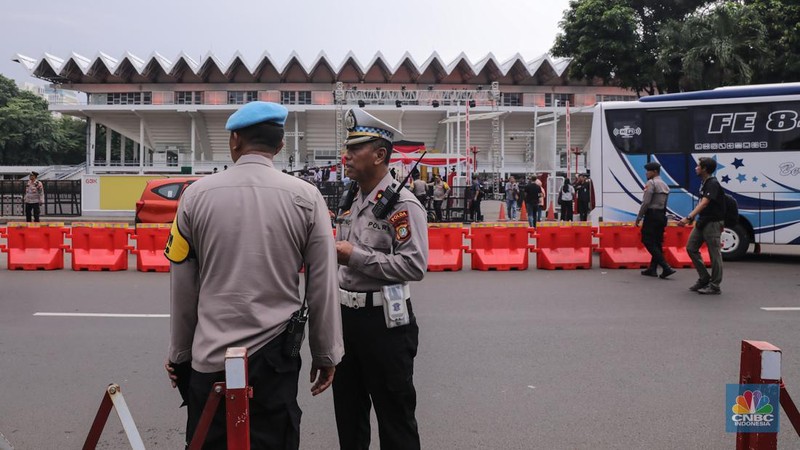 Petugas kepolisian melakukan apel pengamanan jelang Debat Capres di Istora Senayan, Jakarta, Minggu (7/12/2024). (CNBC Indonesia/Faisal Rahman)