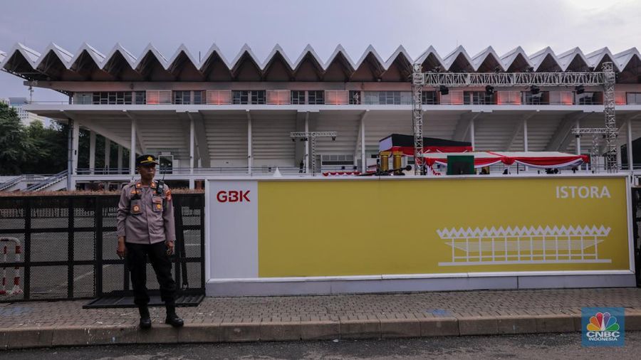 Petugas kepolisian melakukan apel pengamanan jelang Debat Capres di Istora Senayan, Jakarta, Minggu (7/12/2024). (CNBC Indonesia/Faisal Rahman)