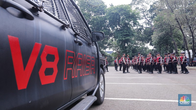 Petugas kepolisian melakukan apel pengamanan jelang Debat Capres di Istora Senayan, Jakarta, Minggu (7/12/2024). (CNBC Indonesia/Faisal Rahman) Petugas kepolisian melakukan apel pengamanan jelang Debat Capres di Istora Senayan, Jakarta, Minggu (7/12/2024). (CNBC Indonesia/Faisal Rahman)