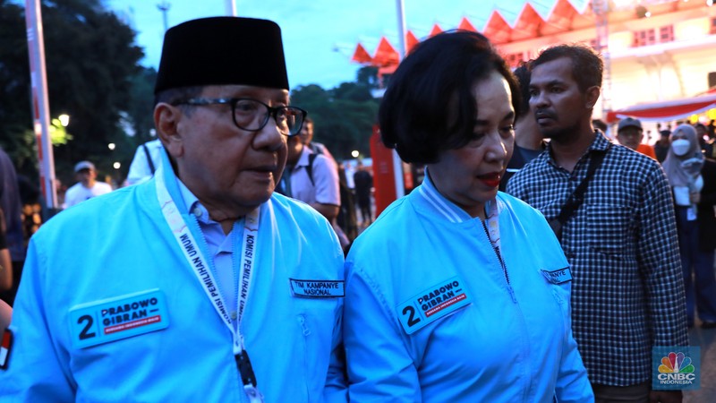 Pengacara Hotman Paris pendukung Capres No urut 2, Prabowo- Gibran saat tiba di Istora Senayan, Jakarta, Minggu, (7/1). (CNBC Indonesia/Muhammad Sabki)