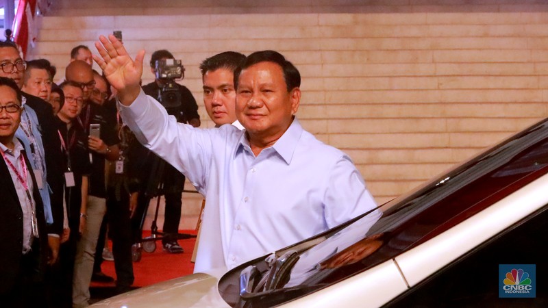 Pendukung Prabowo dalam debat ketiga yang digelar di Istora Senayan, kompleks Gelora Bung Karno (GBK) pada Minggu (7/1/2024). (CNBC Indonesia/Faisal Rahman)