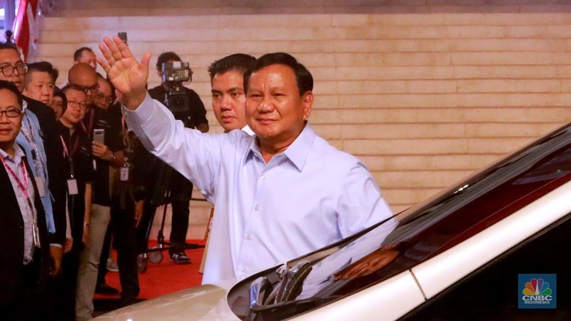 Pendukung Prabowo dalam debat ketiga yang digelar di Istora Senayan, kompleks Gelora Bung Karno (GBK) pada Minggu (7/1/2024). (վ/Faisal Rahman)