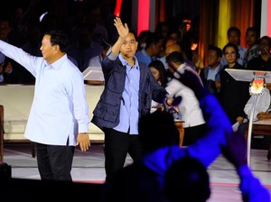 Prabowo Kemeja Biru-Gibran Pakai Jaket Parka di Debat Pilpres Ketiga