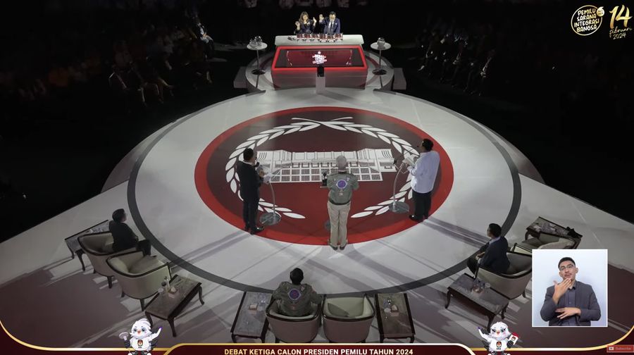 Prabowo Subianto, Ganjar Pranowo dan Anies Baswedan saat debat Capres di Jakarta. (Tangkapan Layar Youtube KPU RI)