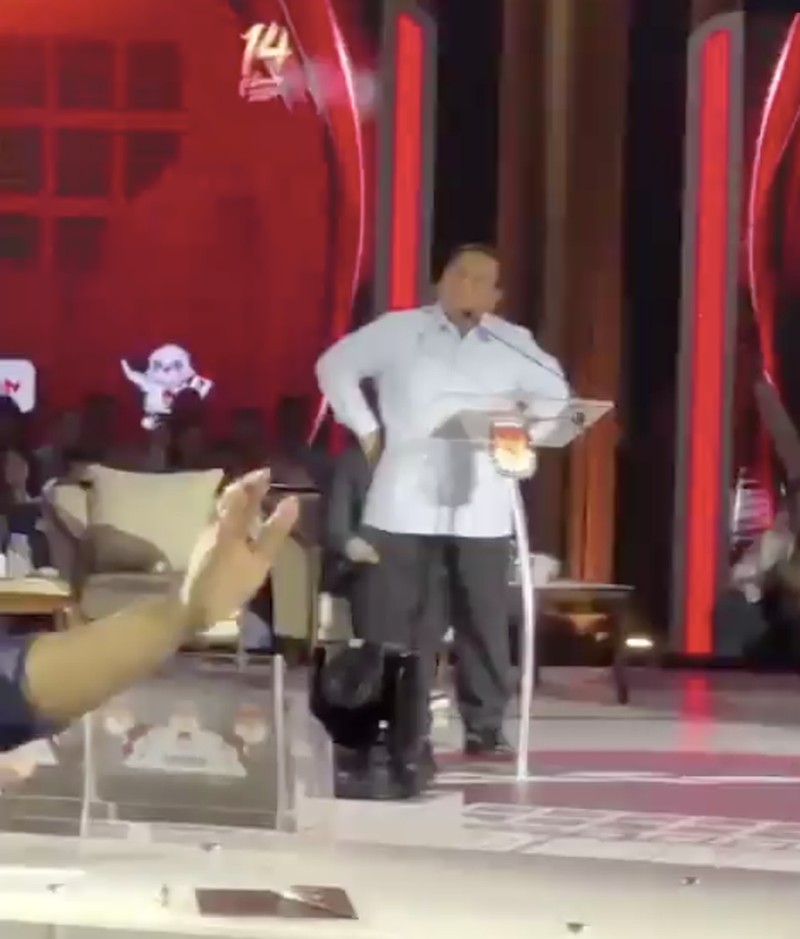 Pendukung Prabowo dalam debat ketiga yang digelar di Istora Senayan, kompleks Gelora Bung Karno (GBK) pada Minggu (7/1/2024). (CNBC Indonesia/Faisal Rahman)