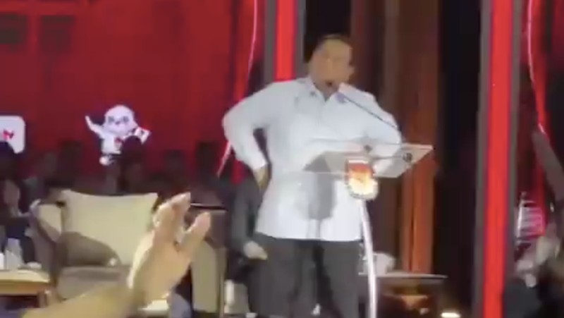 Pendukung Prabowo dalam debat ketiga yang digelar di Istora Senayan, kompleks Gelora Bung Karno (GBK) pada Minggu (7/1/2024). (վ/Faisal Rahman)