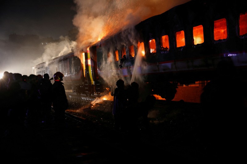 Sebanyak empat orang tewas dalam dugaan pembakaran kereta penumpang di Bangladesh, menjelang pemilihan umum perdana menteri pada Minggu (7/1) waktu setempat. (REUTERS/MOHAMMAD PONIR HOSSAIN) Sebanyak empat orang tewas dalam dugaan pembakaran kereta penumpang di Bangladesh, menjelang pemilihan umum perdana menteri pada Minggu (7/1) waktu setempat. (REUTERS/MOHAMMAD PONIR HOSSAIN)