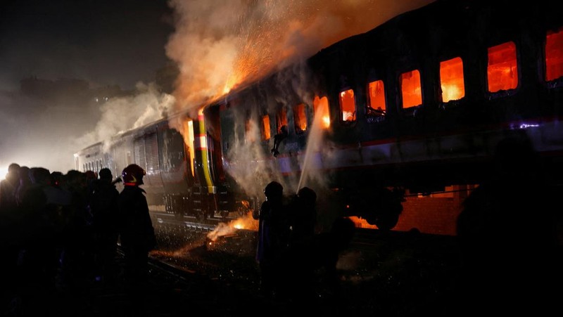 Sebanyak empat orang tewas dalam dugaan pembakaran kereta penumpang di Bangladesh, menjelang pemilihan umum perdana menteri pada Minggu (7/1) waktu setempat. (REUTERS/MOHAMMAD PONIR HOSSAIN)