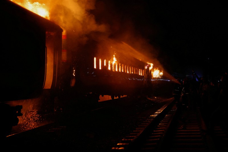 Sebanyak empat orang tewas dalam dugaan pembakaran kereta penumpang di Bangladesh, menjelang pemilihan umum perdana menteri pada Minggu (7/1) waktu setempat. (REUTERS/MOHAMMAD PONIR HOSSAIN) Sebanyak empat orang tewas dalam dugaan pembakaran kereta penumpang di Bangladesh, menjelang pemilihan umum perdana menteri pada Minggu (7/1) waktu setempat. (REUTERS/MOHAMMAD PONIR HOSSAIN)