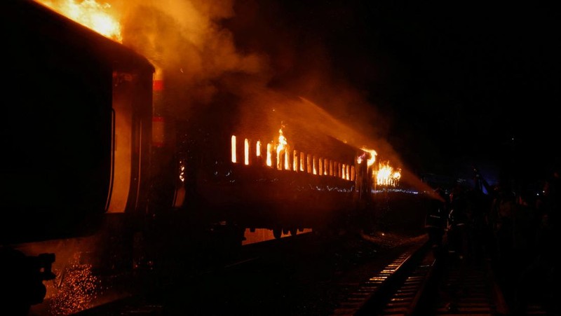 Sebanyak empat orang tewas dalam dugaan pembakaran kereta penumpang di Bangladesh, menjelang pemilihan umum perdana menteri pada Minggu (7/1) waktu setempat. (REUTERS/MOHAMMAD PONIR HOSSAIN)